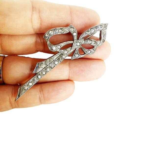 Art Deco revival bow pin brooch rhinestones elegant stylized design pin - Picture 1 of 5
